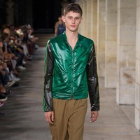 Bukan kali ini saja rumah mode dunia merilis koleksi dengan desain mirip jaket driver Gojek. Di 2017, seorang model membawakan rancangan jaket Hermes juga viral karena tampil memakai jaket mirip Gojek di Paris. Foto: Dok. istimewa