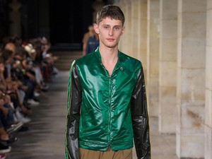 Netizen Bilang Jaket Hermes Ini Mirip Jaket Go-Jek, Setuju?