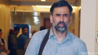 Jeremy Thomas terlihat kalut saat ditemui di Rumah Sakit Pondok Indah, Jakarta Selatan pada Selasa (18/7) malam. Pool/Ismail/detikFoto.