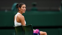 Garbine Muguruza menggunakan tangan kanan untuk memegang raket. (David Ramos/Getty Images)