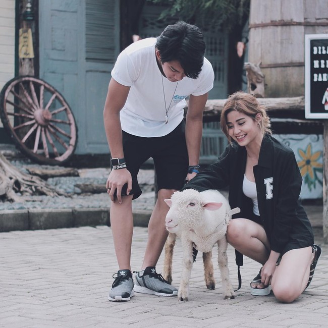 Kemesraan Awkarin dengan Gaga Muhammad. Foto: dok. Instagram (Awkarin)