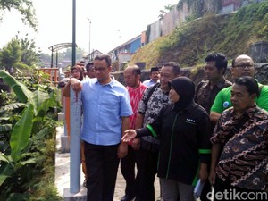 Anies Lihat Langsung Penataan Bantaran Kali Winongo Yogyakarta