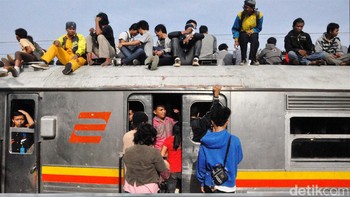 Tak hanya di atap gerbong KRL, penumpang di era dulu juga nekat menumpang di bagian muka KRL. Sekarang tindakan semacam itu dipastikan dilarang kalau tak mau mendapat sanksi kurungan. Foto: detikcom