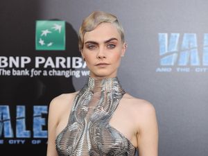 Cara Delevingne Blak-blakan Sempat Dekat dengan Amber Heard
