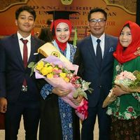 Hijab Wisuda Si Cinta Istri Ridwan Kamil Saat Kaprikornus Mahasiswi Terbaik