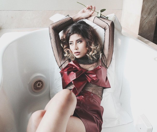 Tampil seksi dalam balutan dress merah Foto: dok. Instagram (Awkarin)