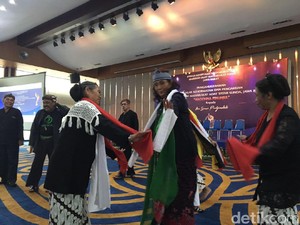 Lenggak Lenggok Susi Saat Menari Sunda