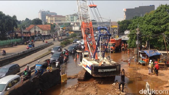 Ada Genangan Air, Lalin Jatinegara Menuju Matraman Tersendat