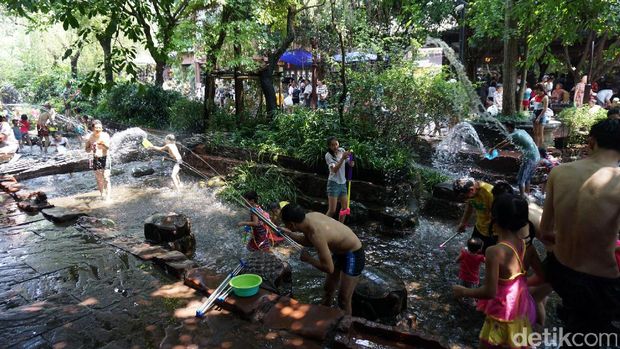 Banyak anak-anak sekolah yang bermain air (Wahyu/detikTravel)
