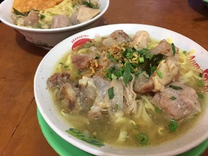 Slurp! Siang Ini Bisa Jajan Mie Kocok Bandung yang Mulur Gurih di Sini