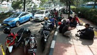 Mereka ngetem menunggu pesanan penumpang.