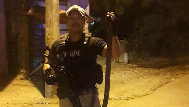Polisi menyita senjata jenis arit dan klewang.
