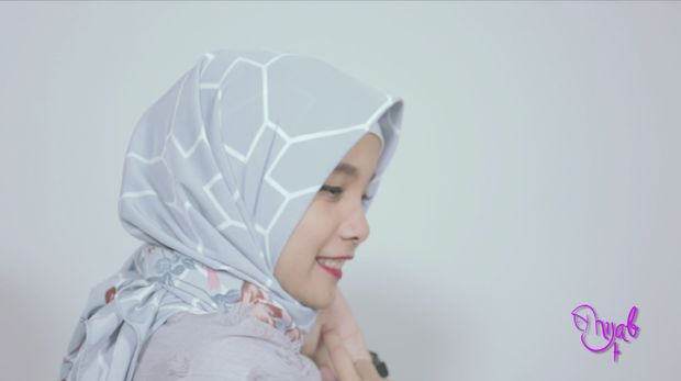 Tutorial Hijab Printed Scarf dengan 2 Gaya Berbeda Hanya 1 Menit