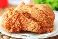 Fried chicken renyah yang enak dan populer.