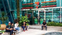Bisnis 7-Eleven alias Sevel di Johor Baru, Malaysia, masih ramai didatangi pembeli. Berbeda dengan Sevel di Indonesia pada umumnya yang menyediakan kursi dan meja di bagian depan, Sevel di bilangan Little Red Cube, Persiaran Puteri Selatan, Puteri Harbour, Nusajaya, Johor tampil sederhana.