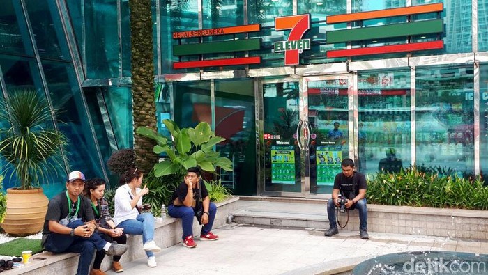 Bisnis 7-Eleven alias Sevel di Johor Baru, Malaysia, masih ramai pembeli. Berbeda dengan Indonesia yang umumnya menyediakan kursi dan meja, Sevel disana terlihat sederhana.