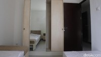 Kamar para atlet juga dilengkapi dengan lemari.