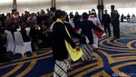 Melihat Keseruan Susi Saat Menari Sunda