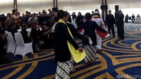 Sekilas tarian tersebut agak mirip dengan Jaipong, namun dengan gerakan yang lebih lambat. Itulah suasana saat Susi diminta ikut menari Tarawangsa usai menerima gelar adat Wadonna Pinunjul atau perempuan unggul di masyarakat Sunda.