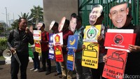 Mereka berorasi di depan gerbang gedung DPR.