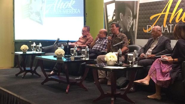 Buku 'Ahok di Mata Mereka' diinisiatori Neneng Herbawati.