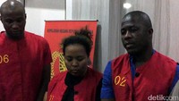 Pelaku pemalsuan e-mail yang mencatut nama Presiden Joko Widodo bernama Daniel Douglas (WN Liberia) dan Ria Situmorang merupakan pasangan suami-istri. Pelaku lainnya bernama Kaba Souleymane (WN Guinea).