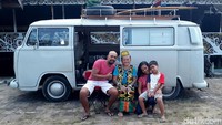 Tak sendiri, Wayan juga mengajak serta anak dan istrinya. Sekitar sebulan perjalanannya, ia telah menapakkan jejaknya di pulau Jawa, Kalimantan, Sulawesi dan Nusa Tenggara menggunakan VW Kombi putih andalan yang bernomor polisi DK 1638 JB. (Foto dok pribadi)