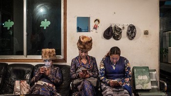 Para pekerja di penambangan Bitcoin. Penambangan bitcoin di China pada 2020 lalu berkontribusi terhadap produksi bitcoin global sebanyak 65%. Sementara tambang di provinsi Sichuan adalah lokasi penambangan terbesar kedua di China. Foto: Next Shark