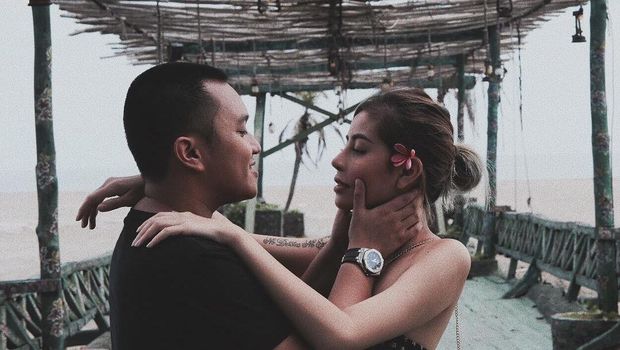 Oka Mahendra dan Awkarin