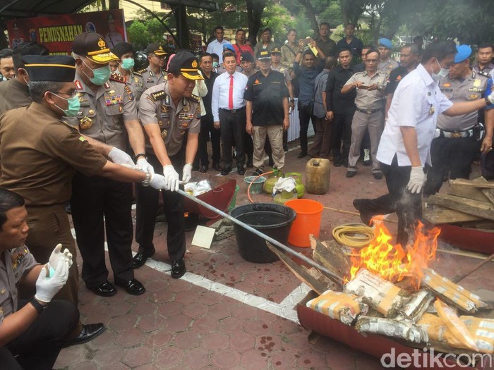 Polda Sumut Musnahkan 35 Kg Sabu dan 464 Kg Ganja