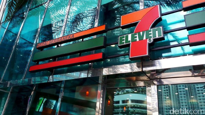 Bisnis 7-Eleven alias Sevel di Johor Baru, Malaysia, masih ramai pembeli. Berbeda dengan Indonesia yang umumnya menyediakan kursi dan meja, Sevel disana terlihat sederhana.
