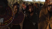 Setelah prosesi selesai, para gadis kembali ke pengasingan untuk istirahat (Siegfried Modola/REUTERS)
