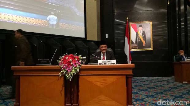 Gubernur DKI Jakarta Djarot Saiful Hidayat menghadiri paripurna di DPRD DKI, Rabu (14/7/2017)