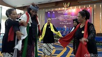 Jari Susi menggenggam sebuah selendang putih dengan mengikuti gerakan menari 4 wanita lain yang berada di sekelilingnya. Sementara musik khas Bumi Parahyangan mengalun pelan mengikuti ritme tarian peninggalan leluhur Jawa Barat tersebut.