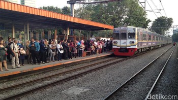 Dulu calon penumpang bisa seeanaknya menyeberang lintasan kereta api. Sekarang lintasan KRL di buat steril dan teratur. Foto: detikcom