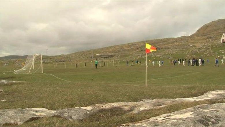 Lapangan bola Eriskay di Skotlandia (BBC) Lapangan bola Eriskay di Skotlandia (BBC)