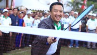 Menpora juga melakukan kick off dengan bermain bulutangkis berpasangan dengan Bupati melawan atlet bulutangkis lokal. Pool/dok. Kemenpora.