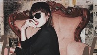 Pose sensual kerap diunggah oleh Awkarin di laman sosial media Instagram miliknya. Foto: Instagram Awkarin