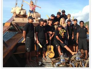 Asyiknya Gwyneth Paltrow Liburan Naik Kapal di Komodo