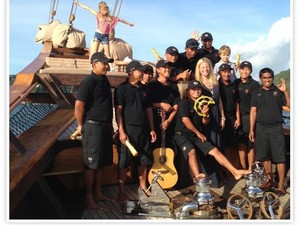 Asyiknya Gwyneth Paltrow Liburan Naik Kapal di Komodo