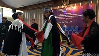 Mengenakan kebaya hitam dengan ikat biru dongker khas Sunda, Menteri Susi begitu cekatan saat menari Tarawangsa.