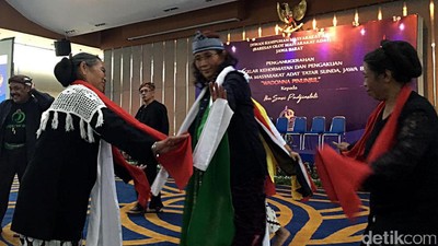 Melihat Keseruan Susi Saat Menari Sunda