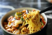 Sajian mie ayam yang populer di Indonesia.