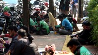 Sementara para pengendara duduk lesehan di sepanjang trotoar.