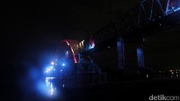 Pada malam hari, jembatan ini dipenuhi oleh lampu warna-warni yang membuat kota Palangka Raya begitu indah.