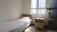 Selain tempat tidur, kamar untuk atlet Asian Games tersebut juga dilengkapi dengan meja kecil.