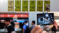 Penampakan karcis tiket kereta zaman dahulu hingga kini menggunakan tiket Kartu Multi Trip (KMT). Saat ini penumpang juga bisa menggunakan kartu e-money berbagai bank untuk mengakses KRL. Dok. Detikcom.