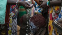 Setelah prosesi sunat selesai, para gadis akan disirami dengan air cat berwarna putih (Siegfried Modola/REUTERS)