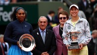 Garbine Muguruza saat menjadi juara Prancis Terbuka 2016. Dia mengalahkan Serena Williams di final. Clive Brunskill/Getty Images)