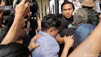 Ayah anak dua itu pun ikut masuk menemani Axel.